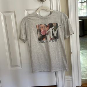 Light grey tee shirt.